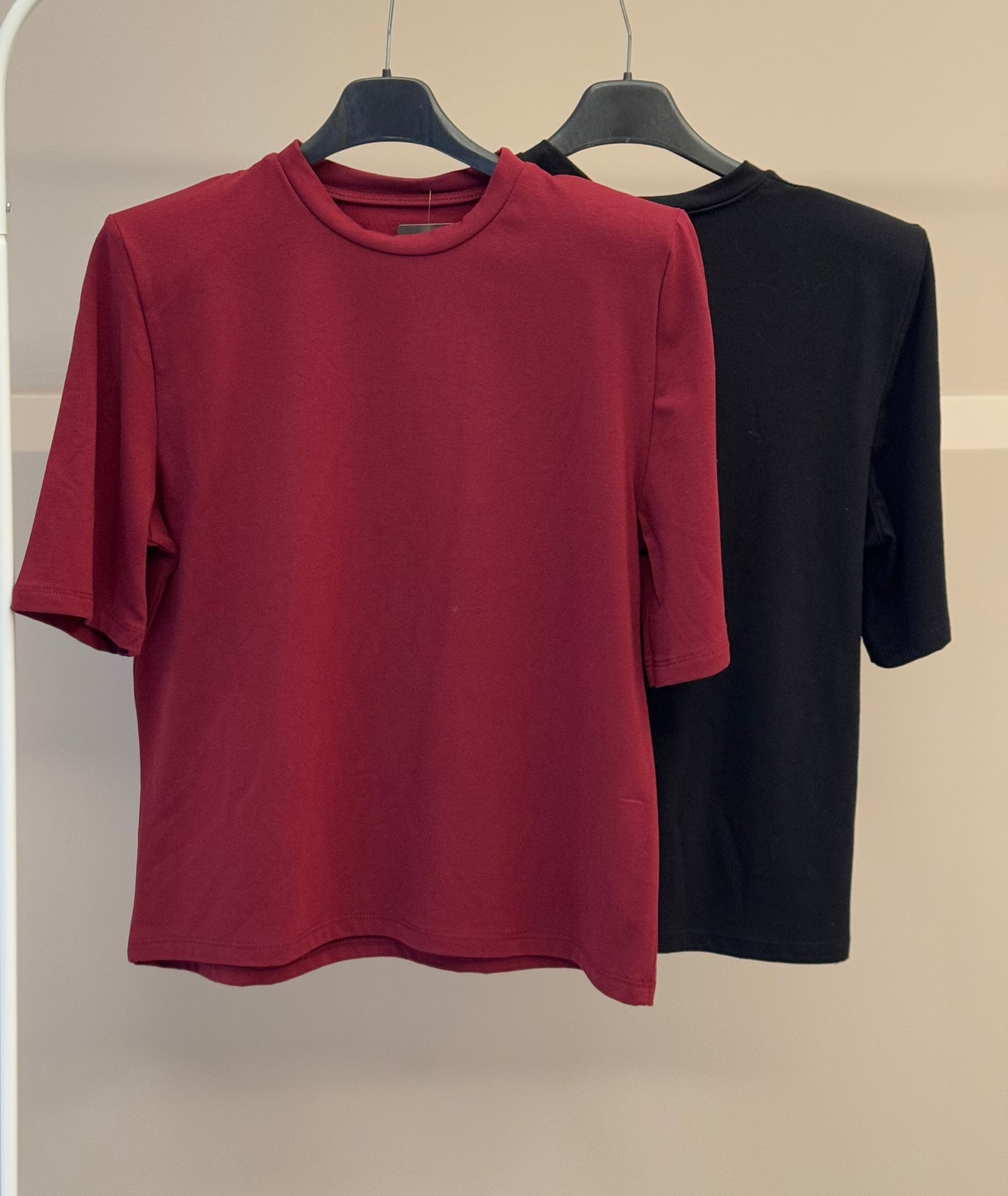 T-SHIRT CON SPALLINE IMBOTTITE